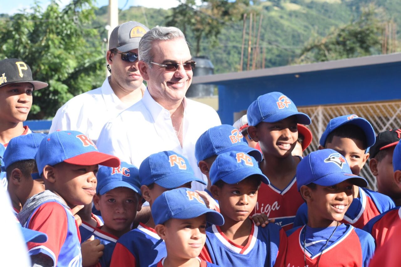 Presidente Abinader Entrega Estadio De S Ftbol Y Polideportivo En San