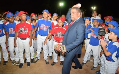 Liga Quique Cruz reconoce a Danilo Díaz  durante inauguración torneo beisbol interno