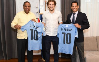 Ministro Díaz y Diego Forlán  pasan revista al fútbol de RD