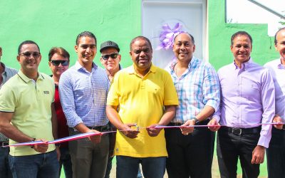 Ministro Díaz entrega minivilla que le prometió a Villa Tapia