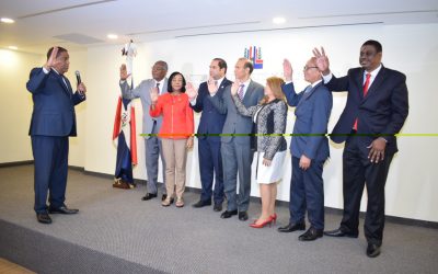Danilo Díaz juramenta CO Copa Esmeralda de Boxeo, que preside el ministro de Trabajo, Winston Santos.
