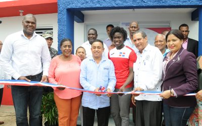 Fiordaliza Cofil recibe su vivienda  en Guaymate del INVI y Miderec