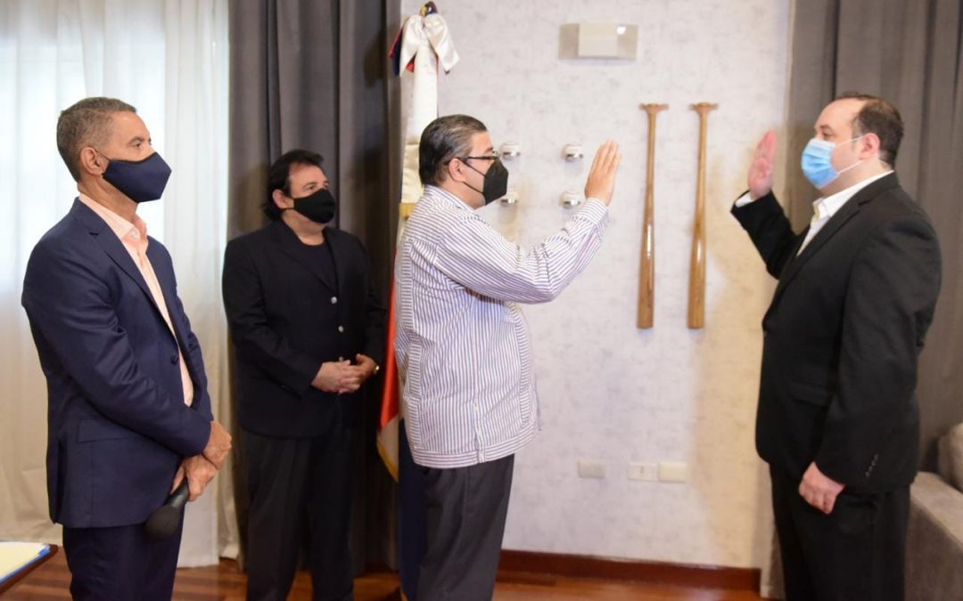 Ministro Deportes juramenta Comisionado de Artes Marciales Mixtas (MMA)