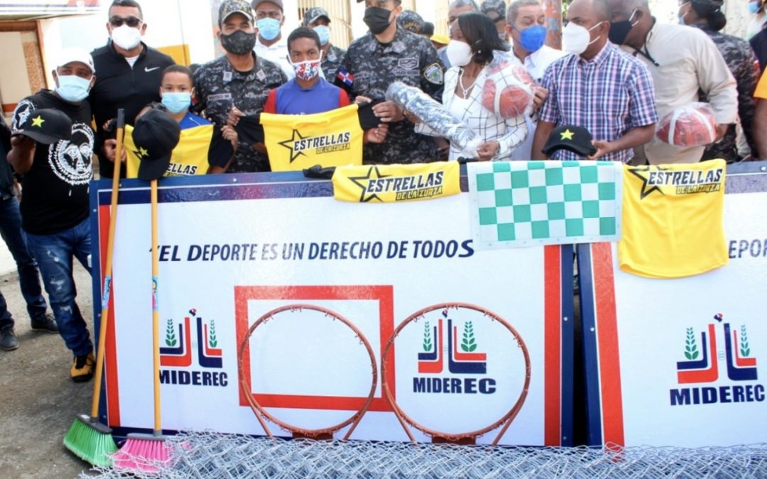 Ministerio de Deportes y Policía Nacional entregan útiles deportivos en La Zurza