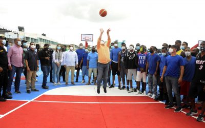 Miderec entrega remozadas canchas en cárcel de Najayo
