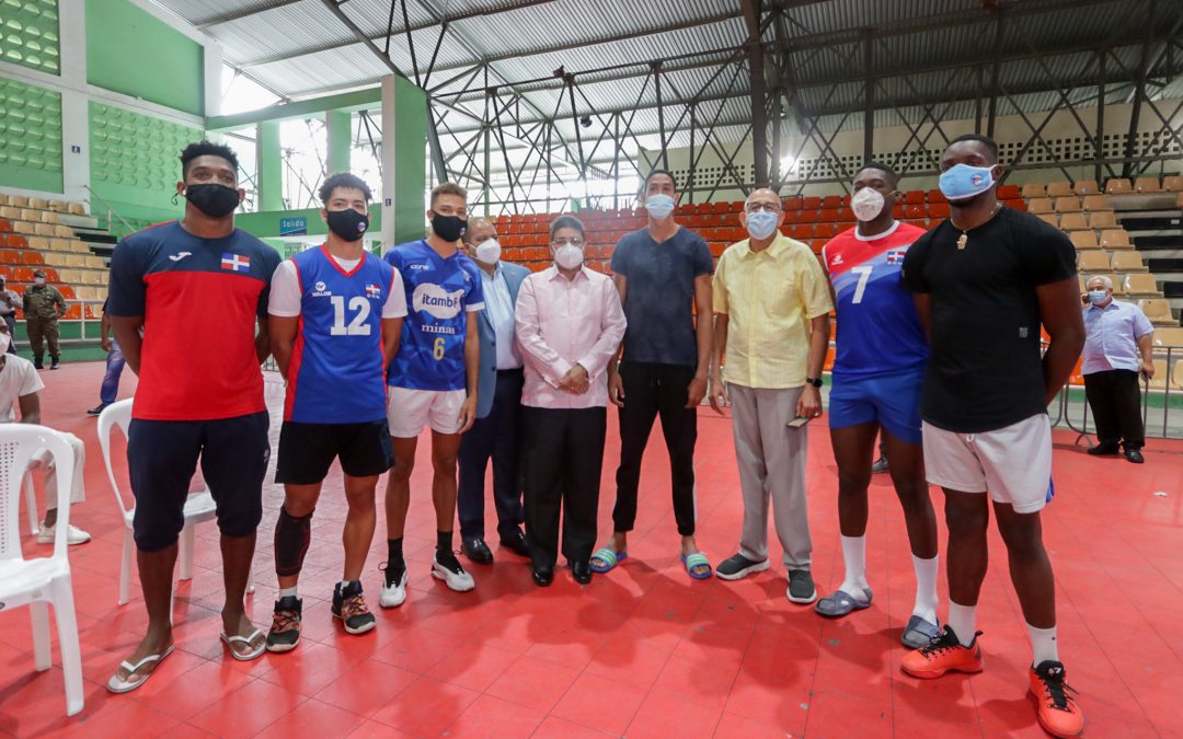 Ministro Camacho supervisa vacunación para atletas que competirán en Juegos Panamericanos Juveniles Cali Valle 2021