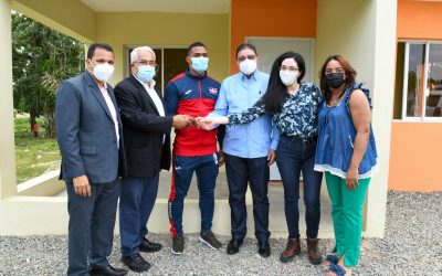 Ministro Camacho entrega vivienda al atleta Anderson Soriano