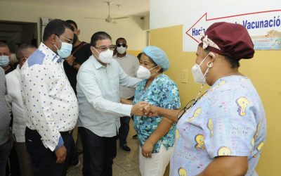 Ministro Francisco Camacho realiza recorrido por Elías Piña para incentivar campaña de vacunación