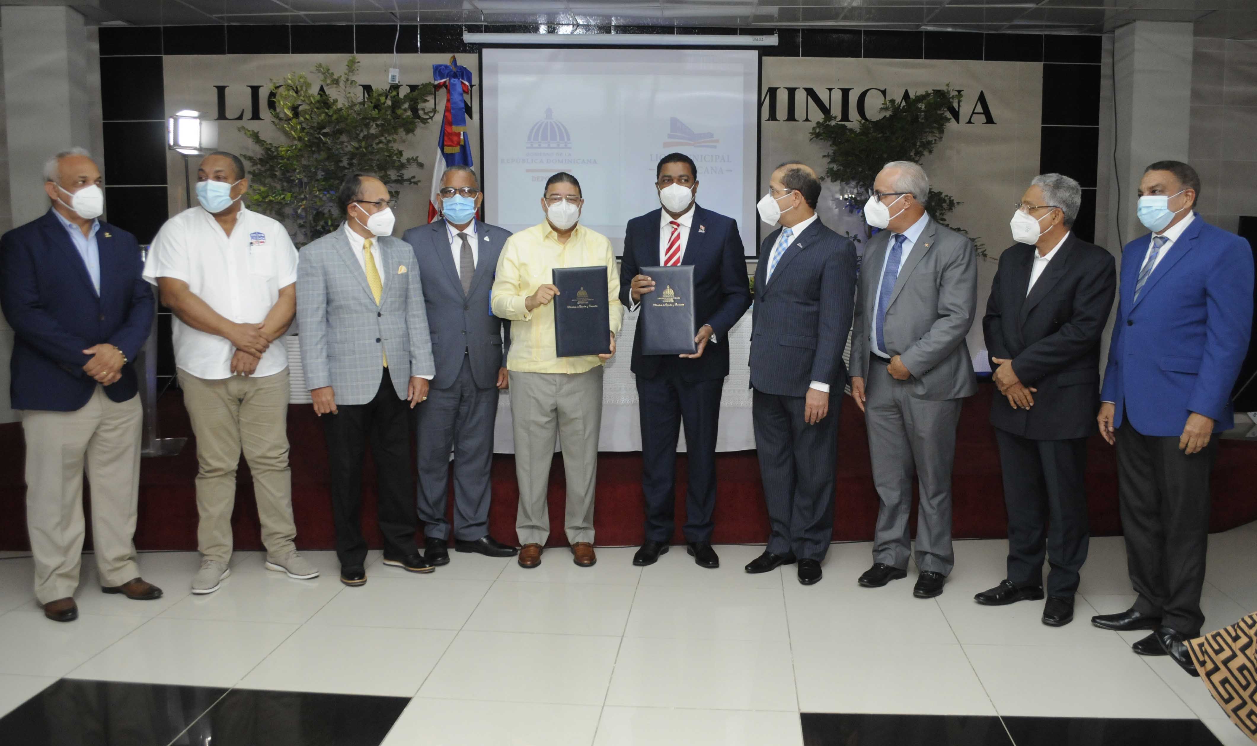 Miderec y Liga Municipal firman acuerdo para Juegos Municipales y mantenimiento de obras deportivas