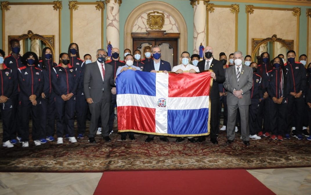 Abinader entrega bandera dominicana a delegación que participará en Juegos Panamericanos Juveniles