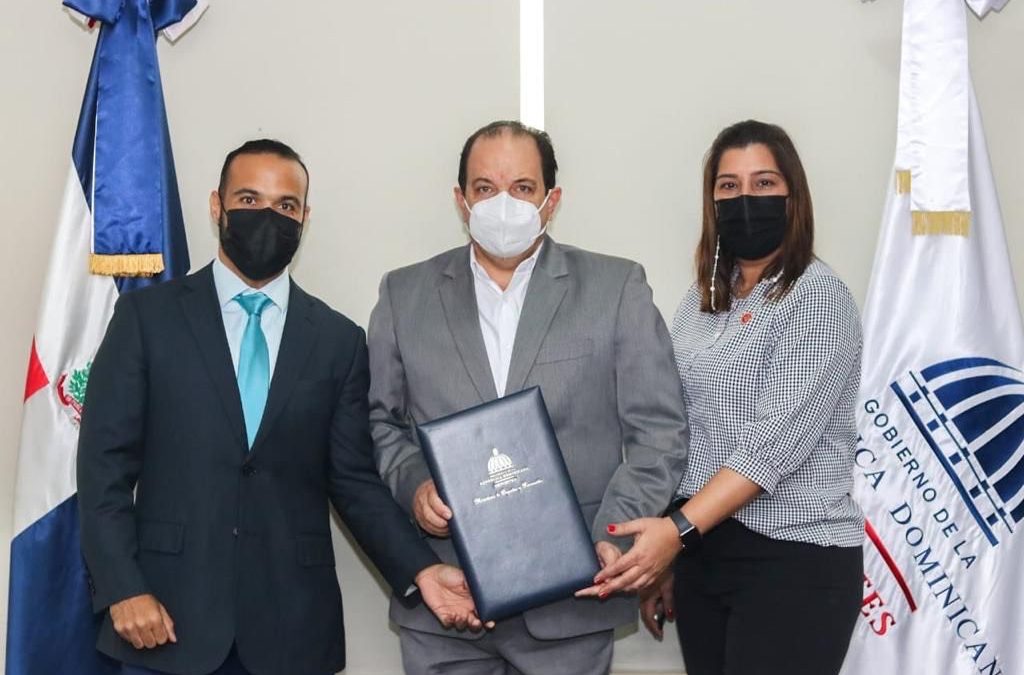 GATORADE y el MIDEREC firman convenio de colaboración para remozar canchas a nivel nacional