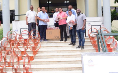 Francisco Camacho entrega utilería para Juegos de Santo Domingo Oeste
