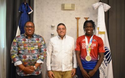 Francisco Camacho recibe a las medallistas de oro mundiales Marileidy Paulino y Fiordaliza Cofil