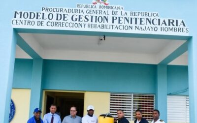 Encabezan entrega utilería Cárcel Najayo