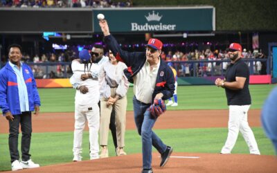 Abinader realiza el lanzamiento de honor en el primer partido de Dominicana en el Clásico de Béisbol