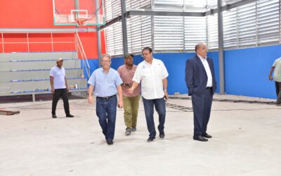 Ministro Camacho supervisa obras deportivas barrio Capotillo en el DN