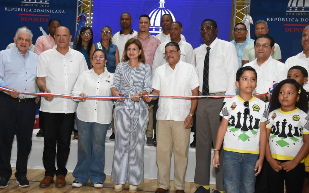 La vicepresidenta Raquel Peña entrega el remozado club GUG en Santiago