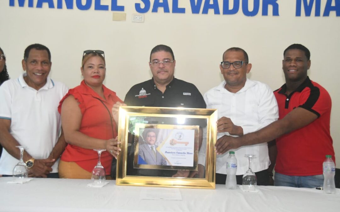 Ayuntamiento de Mella entrega a  Francisco Camacho las llaves de la ciudad