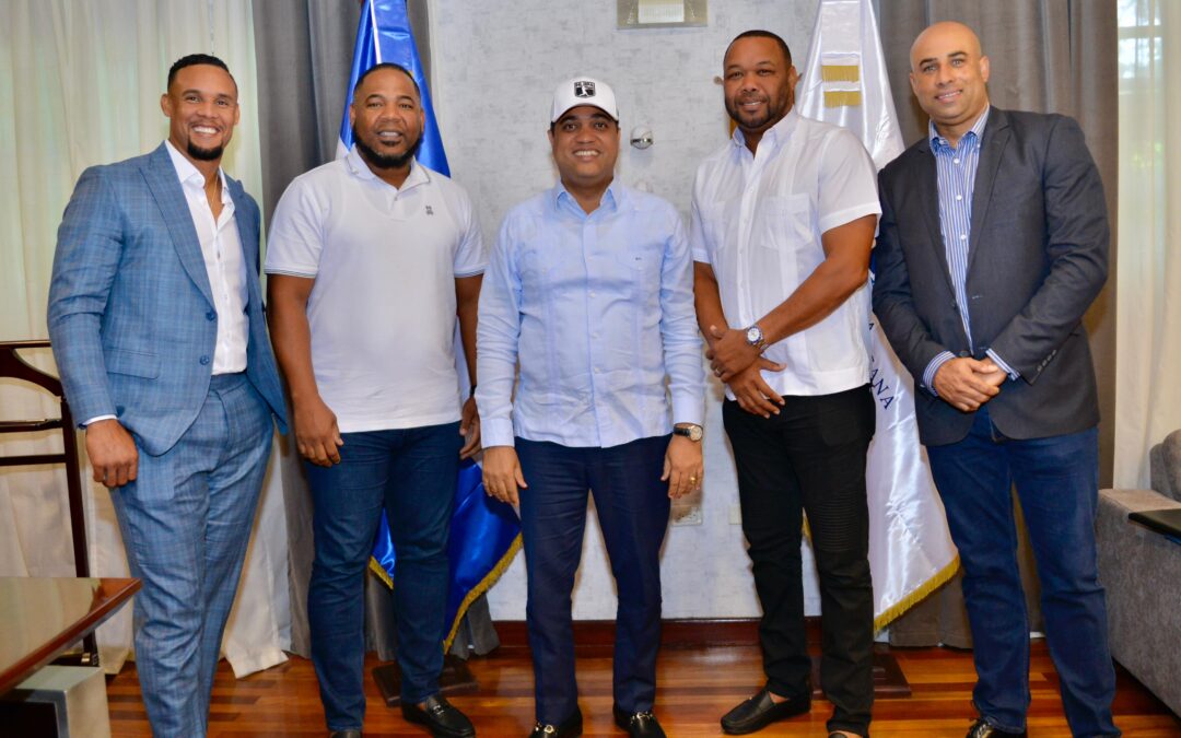 Cruz recibe a expeloteros y agradece su disposición de mejorar el béisbol en el país