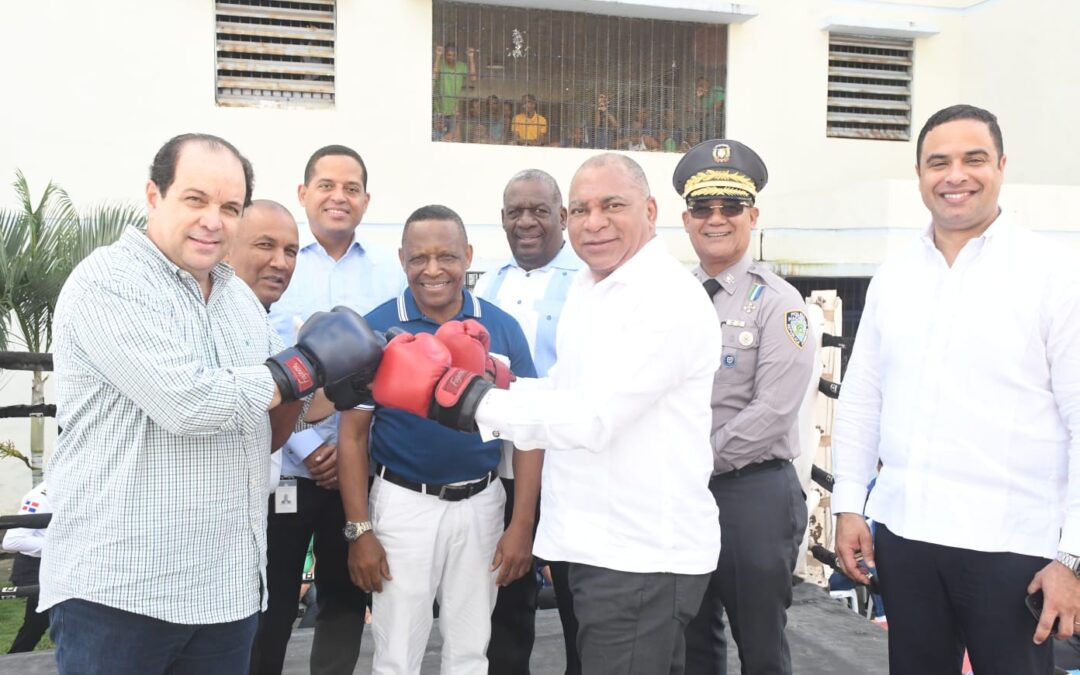 Miderec lleva cartelera de boxeo de exhibición a decenas de privados de libertad de Najayo Hombres
