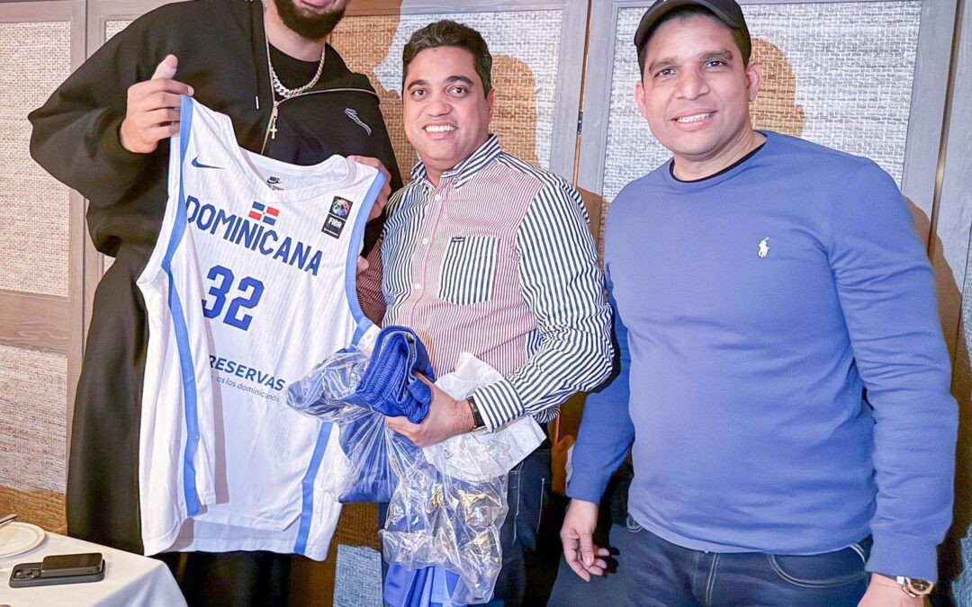 Ministro Kelvin Cruz y la súper estrella de la NBA Karl Anthony Towns comparten en Nueva York