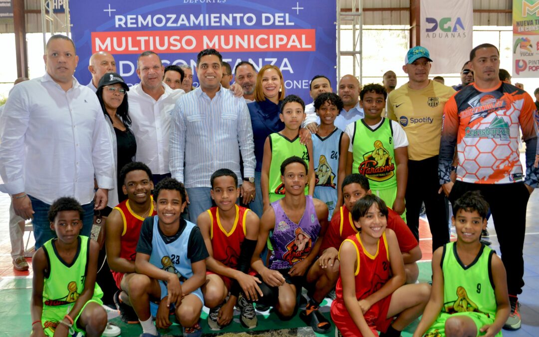 El ministro Kelvin Cruz inicia remodelación del multiuso de Constanza
