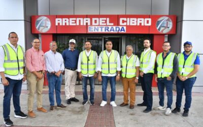Ministro Kelvin Cruz realiza evaluación del techo de La Gran Arena del Cibao
