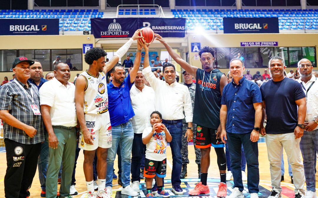 Ministro Kelvin Cruz entrega un millón de pesos al baloncesto de Puerto Plata