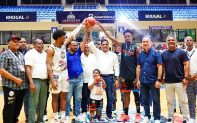 Ministro Kelvin Cruz entrega un millón de pesos al baloncesto de Puerto Plata