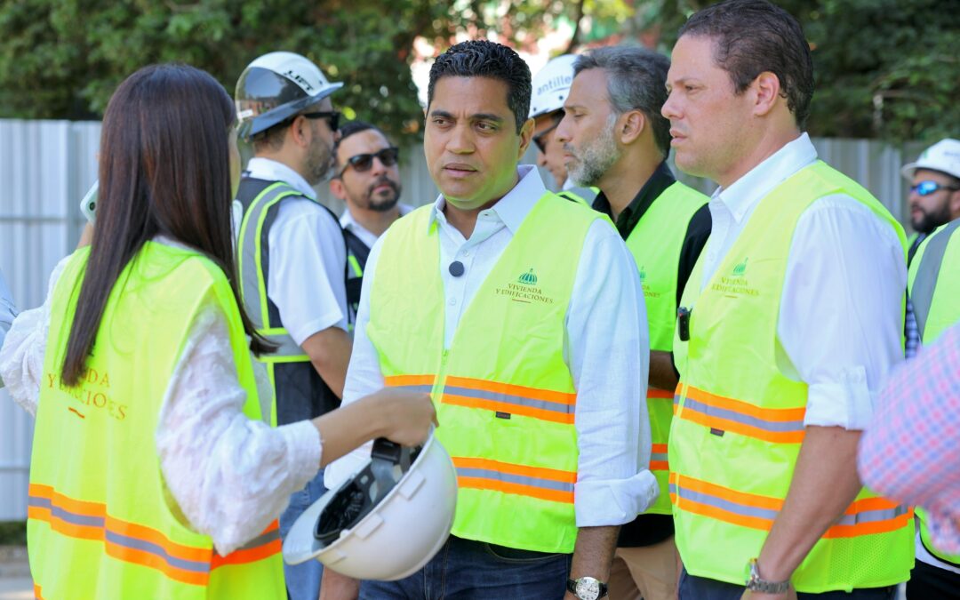 Ministros Carlos Bonilla y Kelvin Cruz supervisan remodelación del Centro Olímpico Juan Pablo Duarte