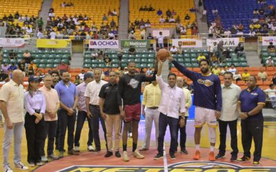 Ministro Kelvin Cruz realiza saque de honor en la Arena del Cibao
