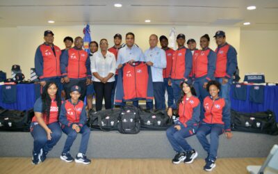 Ministro Kelvin Cruz entrega indumentaria que usarán atletas en Juegos Panamericanos Junior