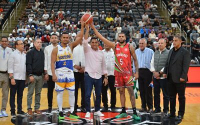 Ministro Kelvin Cruz hace saque de honor en juego Mauricio Báez vs Bameso en Prudential Center, New Jersey