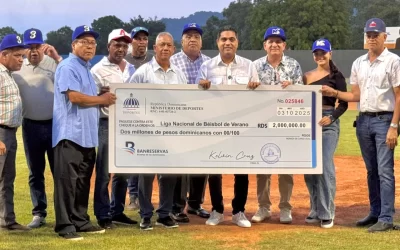Ministro Kelvin Cruz entrega aporte de dos millones a Liga de Verano