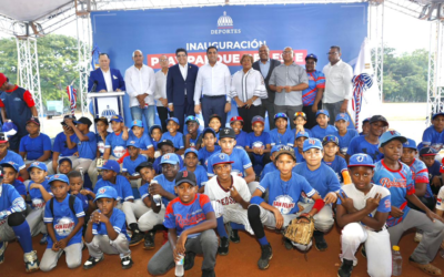 Ministro Kelvin Cruz entrega remozado play de béisbol en el Parque del Este
