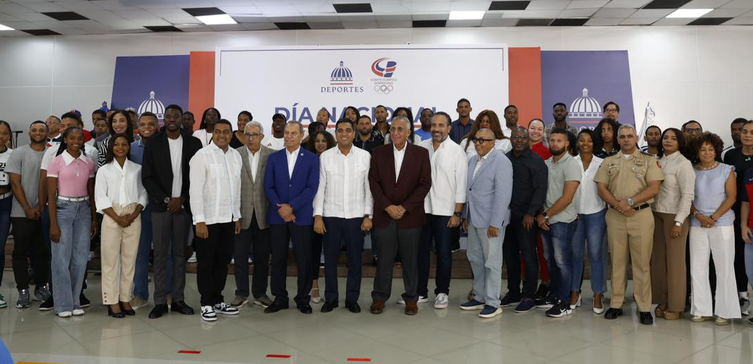 Ministro Kelvin Cruz celebra en grande junto a atletas el Día Nacional del Deporte