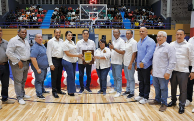 Ministro Kelvin Cruz remoza polideportivo y realiza aporte al TBS de Barahona