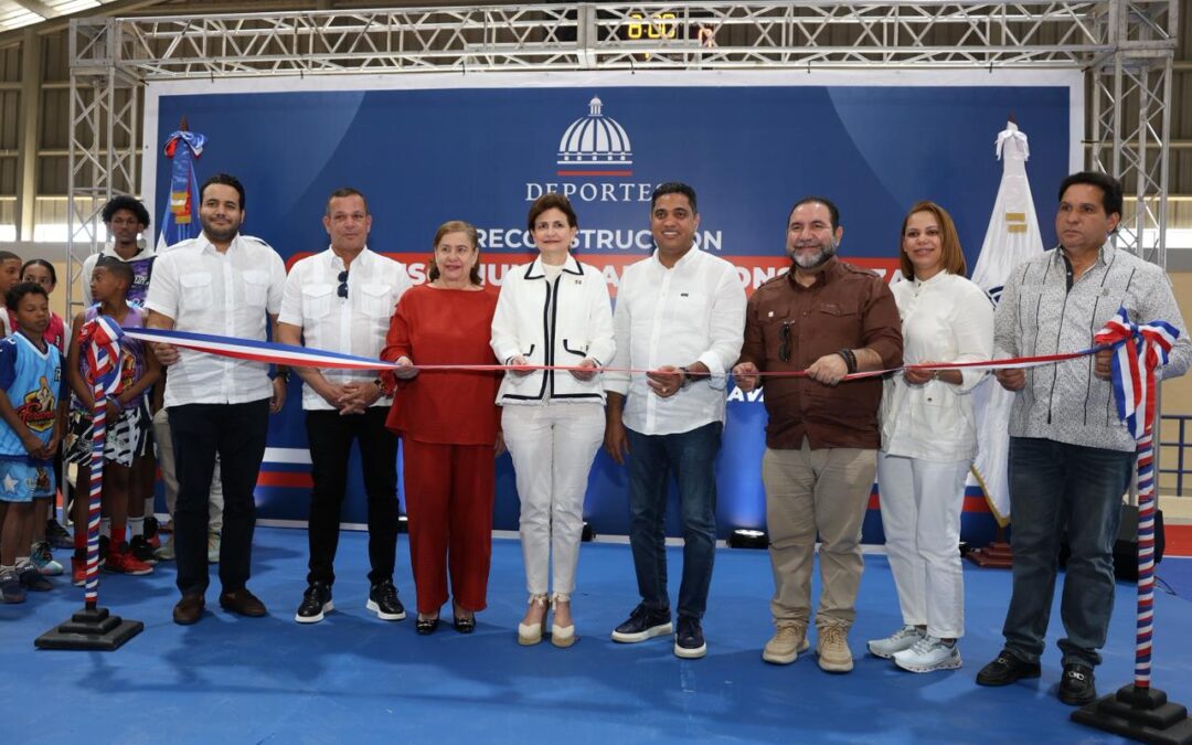 Raquel Peña y Kelvin Cruz entregan remodelado Multiuso Municipal de Constanza