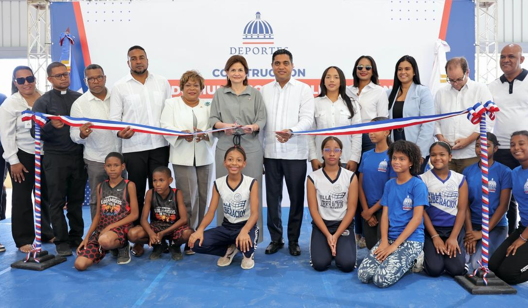 Vicepresidenta Raquel Peña y ministro Kelvin Cruz entregan renovado multiuso de Villa Liberación