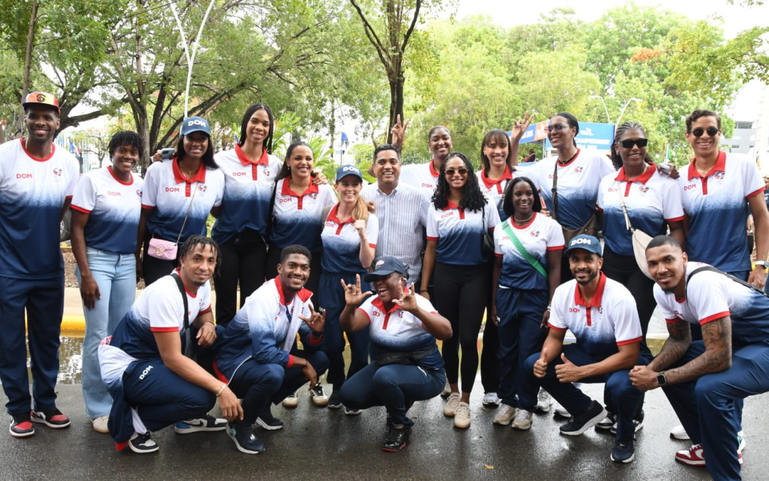 El pueblo dominicano vitorea a sus medallistas de los JCC 2026 en recorrido por diversas calles de Santo Domingo